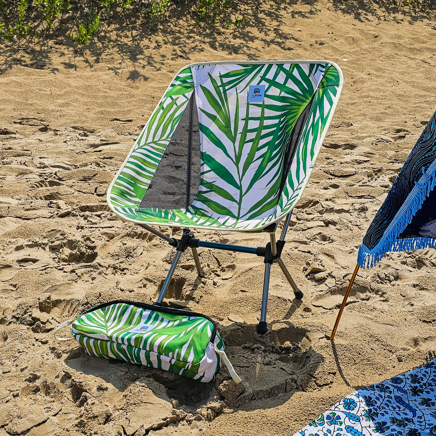 Easy portable moon chair with palm pattern