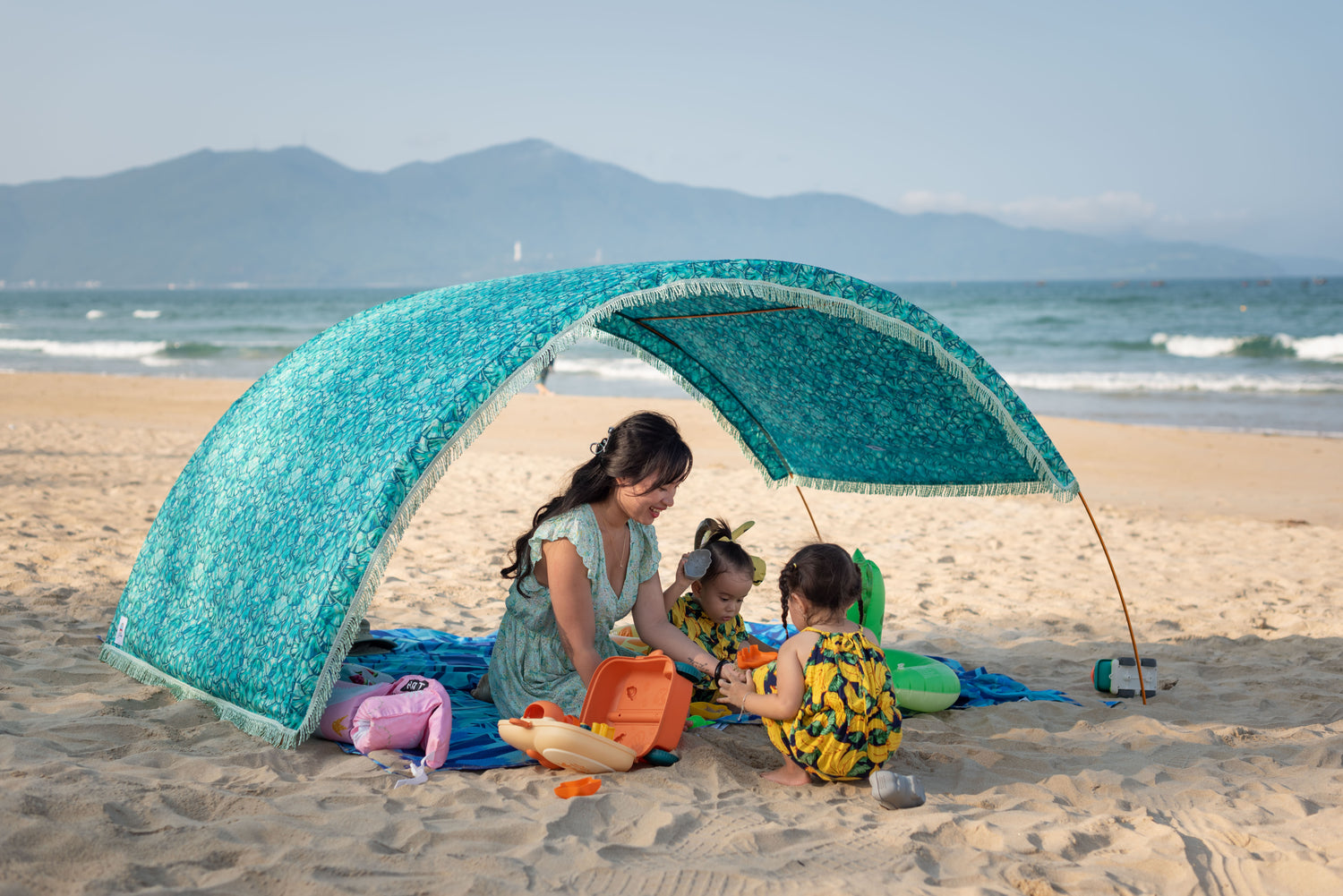 Suniela Beach Family Shade tent in tortoise shell print